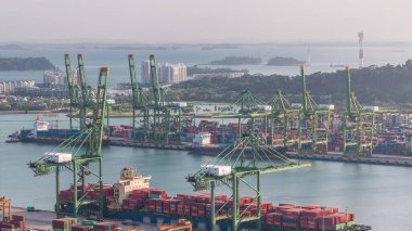 Singapur 'un ticari havaalanı zaman dilimi. Yüzlerce gemi ithalat ve ihracat malları ve limandaki binlerce konteynırla birlikte Asya 'nın en işlek kargo limanının kuş bakışı görüntüsü