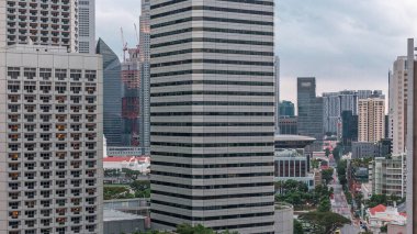 Marina Körfezi ve gökdelenlerin gökdelenleri ile akşam manzarası. Singapur 'daki Kuzey Köprüsü' nden Esplanade tiyatrosu manzarası.