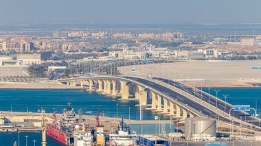 Abu Dabi 'deki yeni Şeyh Halife Köprüsü yukarıdan Birleşik Arap Emirlikleri hava görüntüsü. Limanda trafik ve gemi var.