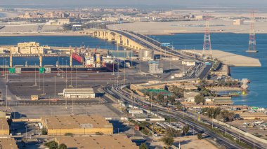 Abu Dabi 'deki yeni Şeyh Halife Köprüsü yukarıdan Birleşik Arap Emirlikleri hava görüntüsü. Otoyol trafiği ve limandaki gemi