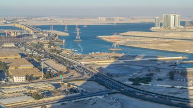 Abu Dabi 'deki yeni Şeyh Halife Köprüsü yukarıdan Birleşik Arap Emirlikleri hava görüntüsü. Limanda trafik ve gemi var.