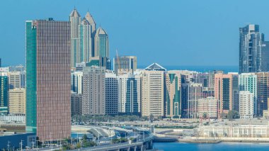 Abu Dabi 'deki Al Reem ve Al Maryah Adası' ndaki binalar yukarıdan çekilmiş. Al Reem Adası 'ndan sabah havadan şehir manzarası, köprüde trafik.