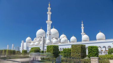 Birleşik Arap Emirlikleri 'nin başkenti Abu Dabi' deki Şeyh Zayed Büyük Camii zaman çizelgesi. Kubbeler ve minarelerle yan manzara. Güneşli bir günde mavi gökyüzü