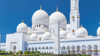 Birleşik Arap Emirlikleri 'nin başkenti Abu Dabi' deki Şeyh Zayed Büyük Camii zaman çizelgesi. Kubbeler ve minarelerle yan manzara. Güneşli bir günde mavi gökyüzü