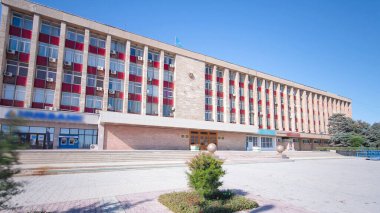 Astana Square Timelapse Hiperlapse 'deki belediye meclisi. Aktau, Kazakistan 'da canlı Mavi Gökyüzü Arkaplanı Şehir Yönetiminin Dinamik Darbesini Yakalıyor