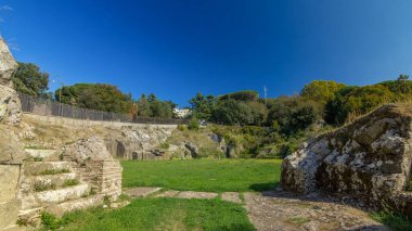 Albano Laziale, İtalya 'da Anfiteatro Severiano' dan Timelapse Hyperlapse. Mavi Gök 'ün altında, Serene italyan manzarasının Yeşil Çimenlerinde Eğlence