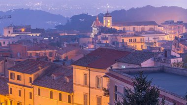 Dusk 'tan Night Elegance' a: Duomo di San Pancrazy Martire Timelapse, Albano Laziale, İtalya. Bir Yaz Gecesi 'nde, Gündüzden Geceye Huzur Dönüşümünde Eski Ev' in Çatıları 'nın Hava Görüntüsü