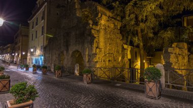 Albano Laziale 'nin İtalya' daki Ortaçağ Sokak Gecesi Hiperlapası 'nda hızlı koşu. Ana yolda dolaşmak, Aydınlatılmış Gezgin Mücevherler ile süslenmek, Tarihi Büyüyü kucaklamak