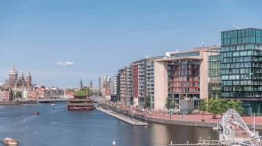 Sudaki pagoda biçiminde bir Çin restoranının hava manzarası, tarihi şehir merkezi binaları ve modern mimari zaman aralığının zeminine göre ayarlanmış. Amsterdam, Hollanda