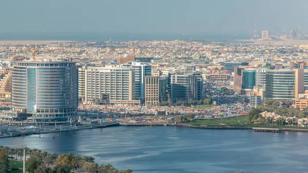 Güneşli bir günde Dubai Creek binalarının manzarası. Dubai, Birleşik Arap Emirlikleri 'nin arka planında mavi gökyüzü ve deniz var.