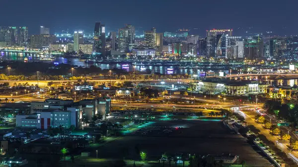 Gece nehir kenarındaki yollarda ve modern binalarda trafik vardı. Lüks Dubai şehrinde, Dubai Creek, Birleşik Arap Emirlikleri 'nde, Deira Havacılık Zaman Alanı' nda yatların ışıkları vardı.