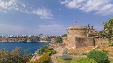 Hıdırlık Kulesi Antalya timelapse hyperlapse liman deniz Körfezi manzaralı kaş kasabasında eski bir şehirdir. Mavi bulutlu gökyüzü yaz gün