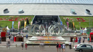 Khan Shatyr ve Fountain Horseshoe ve Wheel zaman ayarlı. Khan Shatyr Astana 'da saydam bir çadır. Alışveriş merkezi. Nur-Sultan, KAZAKHSTAN