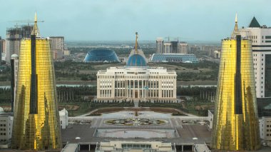 Altyn Orabusiness Center ile Ak Orda 'nın önünde bir meydan. Bayterek kulesinden hava görüntüsü. Ak Orda, Kazakistan 'ın başkenti Astana' daki başkanlık konutudur. Nur-Sultan şehri