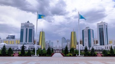 Astana ile baiterek ve kuleleri timelapse bayrakları ve Başkanlık Sarayı bulutlar ile modern şehir görünümünü. Astana Kazakistan sermaye şehir 10 Aralık 1997 tarihinde olduğunu..