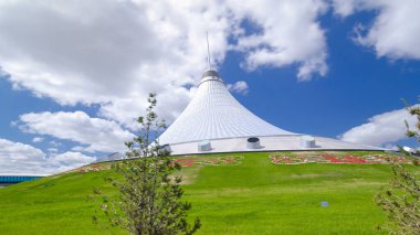 Khan Shatyr Nur-Sultan şehrinde hızlandırılmış zaman aşımı. Khan Shatyr Kazakistan Cumhuriyeti 'nin başkenti Astana' da yer almaktadır. Şehir sakinleri yürüyor ve dinleniyor..