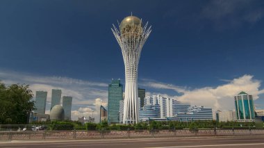 Bayterek zaman atlaması Astana 'da bir anıt ve gözlem kulesidir. Arka planında modern binalar olan şehrin ana sembolü. Nur-Sultan şehri, Kazakistan
