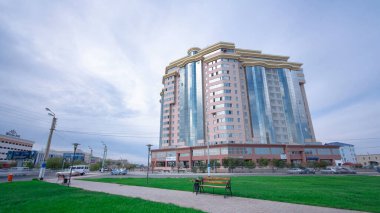 Atyrau City, Kazakistan 'daki Modern Konut Binalarının Zaman Hızı. Güneşli Bir Gün, Mavi Bulutlu Gökyüzü Altında Gölgelerin Neşeli Dansını Yapıyor.