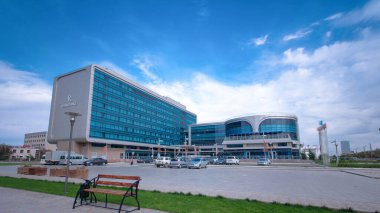 Atyrau City, Kazakistan 'daki Modern Binalar ve Otel' den Timelapse Hiperlapse. Güneşli bir gün, Mavi Bulutlu Gökyüzüne Karşı Şehir Zarafetini gözler önüne seriyor