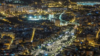 Barcelona 'daki gece manzarası, Square Statute ve Bunkers Carmel trafiği. Katalonya, İspanya