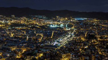 Barcelona 'daki gece manzarası, Square Statute ve Bunkers Carmel trafiği. Katalonya, İspanya
