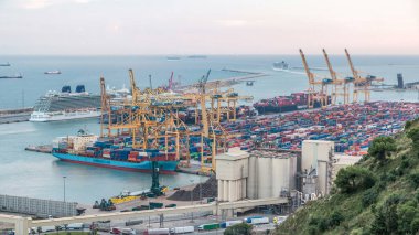 Liman ve yükleme bağlantı noktası vinçler ve çok renkli kargo konteyner timelapse ile rıhtımda. Montjuic Hill Hava üstten görünüm. Barcelona, İspanya