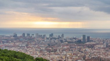 Barcelona 'nın Sabah Paleti: İspanya' daki Carmel Bunkers 'tan Sunrise Timelapse Panorama. Havadan Üst Görünüm, Bulutların Arasından Işık Işıkları, Modern Şehir Manzarası Üzerine Renkli Bir Tablo Dökme