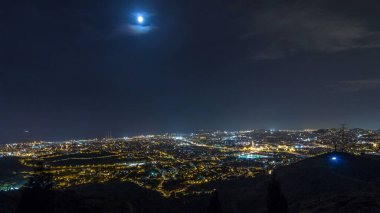 Barcelona ve Badalona Skylines 'ın Gece Zamanlaması. İberik Puig Castellar Köyü 'nden Havadan Bakış Alanı, Evlerin Aydınlatıcı Çatı ve Yıldızlı Gece Gökyüzünün Altındaki Deniz