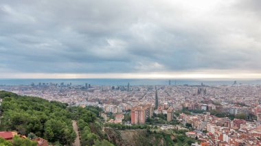 Barcelona 'nın Gündoğumu duvar halısı: Timelapse Panorama İspanya' daki Carmel Bunkers 'dan. Hava Üst Manzarası, Bulutların Arasında Işık huzmeleri, Renkli Sabah Gökyüzüne karşı canlı bir duvar halısı oluşturma