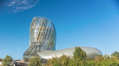 La Cite du Vin şarap müzesi zaman müzesi Bordeaux, Fransa 'da, Garonne Nehri yakınlarında. Güneş ışığını mavi gökyüzüne yansıtan cam cepheli modern bir mimari mucize. Şarap sergileri ve etkinlikleriyle ünlüdür.