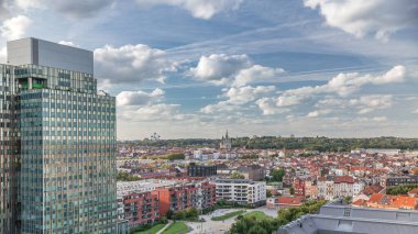 Brüksel kentsel manzarasının hava zaman çizelgesi ofis gökdelenlerini konut alanları ile harmanlıyor. Yeşil park çimenleri, tarihi çatılar ve modern mimari Belçika 'da çeşitli bir şehir manzarası oluşturur