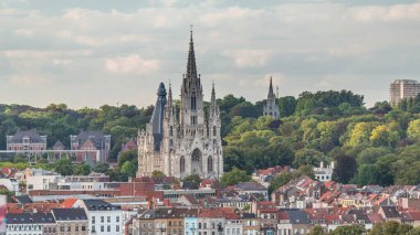 Belçika, Brüksel 'deki Notre Dame de Laeken kilisesinin hava akşam manzarası. Neo-gotik mimari tarihi cephelerle, yemyeşil park alanlarıyla ve pitoresk şehir manzarasıyla çevrili.