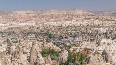 Türkiye 'nin Kapadokya kentindeki Nevsehir' in Kızıl Vadisi ve Gül Vadisi. Aşk vadisi ve peri bacaları tarihi binalarla panoramik manzara