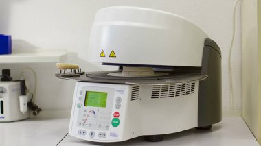 diş teknisyeni diş seramik timelapse pişirme için fırına koyar. Modern ekipman ateş seramik protezler