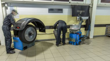 Profesyonel araba tamircisi lastik oto tamir servisi timelapse içinde tekerlek üzerinde değiştirin. Sonraki mekanik makine dengeleyici hizmeti ile tekerlek Dengeleme.