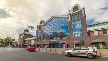 Sumskoy pazarı, Ukrayna 'nın başkenti Kharkov' da ön manzara zaman atlaması. Mavi bulutlu gökyüzü ve cadde trafiği