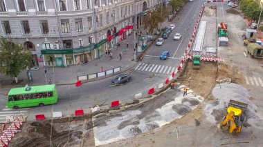 Buldozer hareket eder ve toprak ve molozları zaman geçidine yayar. Havadan görünüşlü. Tramvay raylarının yeniden inşası için buldozer çalıştırın. Yol yapım aşamasında.