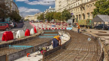 Şehir yolu inşaatı saatinde tramvay rayları için koruyucu maske takviyesi yapan işçiler. Şehir merkezindeki tramvay raylarının yeniden inşası