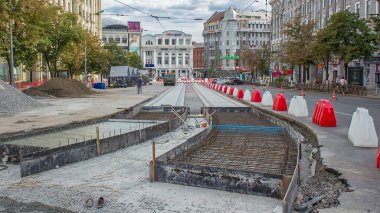 Şehir yolu inşaatı saatinde tramvay rayları için koruyucu maske takviyesi yapan işçiler. Beton işçilikli tramvay raylarının yeniden inşası