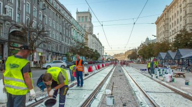 Tramvay rayları beton plakalarda zaman ayarlı. Titreşim ve gürültüyü azaltmak için sıvı reçineyle doldurulmuş. Tramvay raylarının yeniden inşası