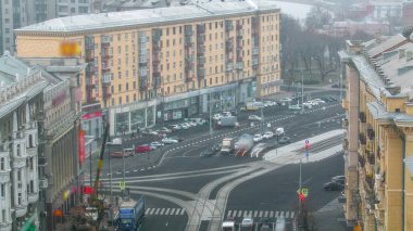 Çalışan işçiler finişer makineleri ve bahşiş asfalt yol yapımı sırasında ve tamir timelapse izleme ile çalışır