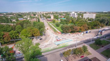 Sokakta tamirat yapılıyor. Şehir caddesinde özel bir makineyle yeni tramvay rayları döşemek. Tramvaylar için yeni modern tren rayları monte edildi. Havadan panoramik görüntü. Tramvay raylarının yeniden inşası
