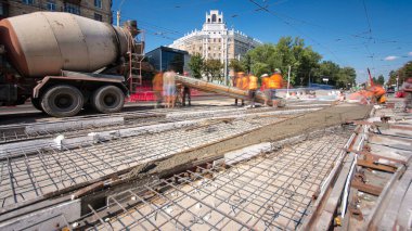 Beton yol yapımında çok sayıda işçi ve mikser zaman aşımına yol açar. Metal şebeke takviyesine havan topu dökülüyor. Tramvay raylarının yeniden inşası