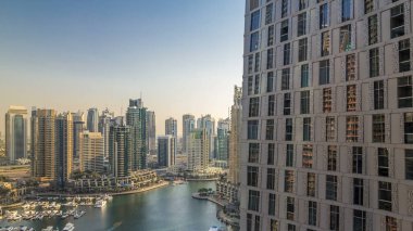 Dubai Yat Limanı mesire ve yüzen ile kanal güzel hava görünümünü yatlar ve gün batımından önce Dubai, BAE tekneler. Modern kule ve gökdelen windows akşam ile