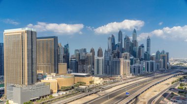 Dubai Yat Limanı gökdelenler hava üstten görünüm Jlt güzel bulutlar içinde Dubai timelapse, Birleşik Arap Emirlikleri ile. Modern kuleleri ve Şeyh zayed yolu üzerinde trafik.