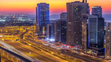 Dubai Yat Limanı Şeyh zayed road panorama gün gece geçiş timelapse ışık için trafik ile açın. Gökdelenler, BAE gece aydınlatma. Hava Jlt görünümünden