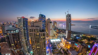 JBR ve Dubai marina gece geçiş timelapse günbatımı hava gün sonra. Modern kuleleri ve gökdelenler, yat ve tekne Körfezi üzerinde yüzen