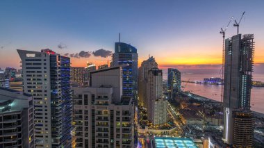 JBR ve Dubai marina gece geçiş timelapse günbatımı hava gün sonra. Modern kuleleri ve gökdelenler, yat ve tekne Körfezi üzerinde yüzen