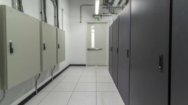 Veri merkezindeki sunucu donanımının bulunduğu oda. Güç odasında modern ekipman