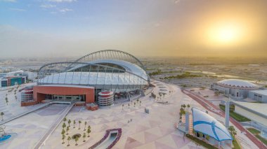 Doha 'da güneş doğarken Aspire Bölgesi' nin havadan görüntüsü. Yollarda ve araba parklarında trafik vardı. Sisli hava